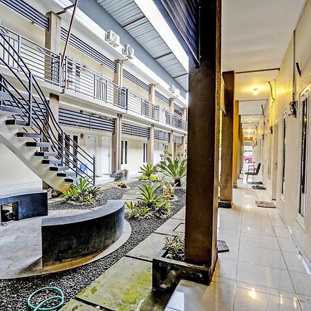 Oyo Life 92190 Arya Guest House Tulungagung Exterior foto
