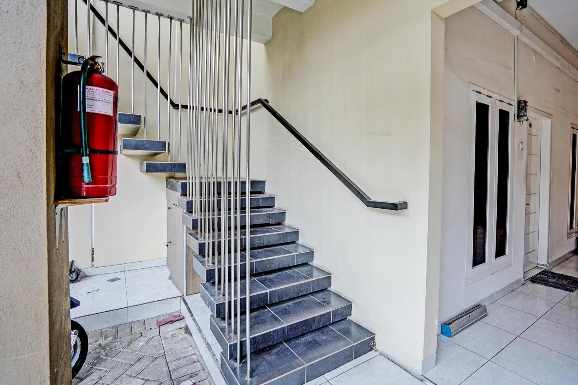 Oyo Life 92190 Arya Guest House Tulungagung Exterior foto