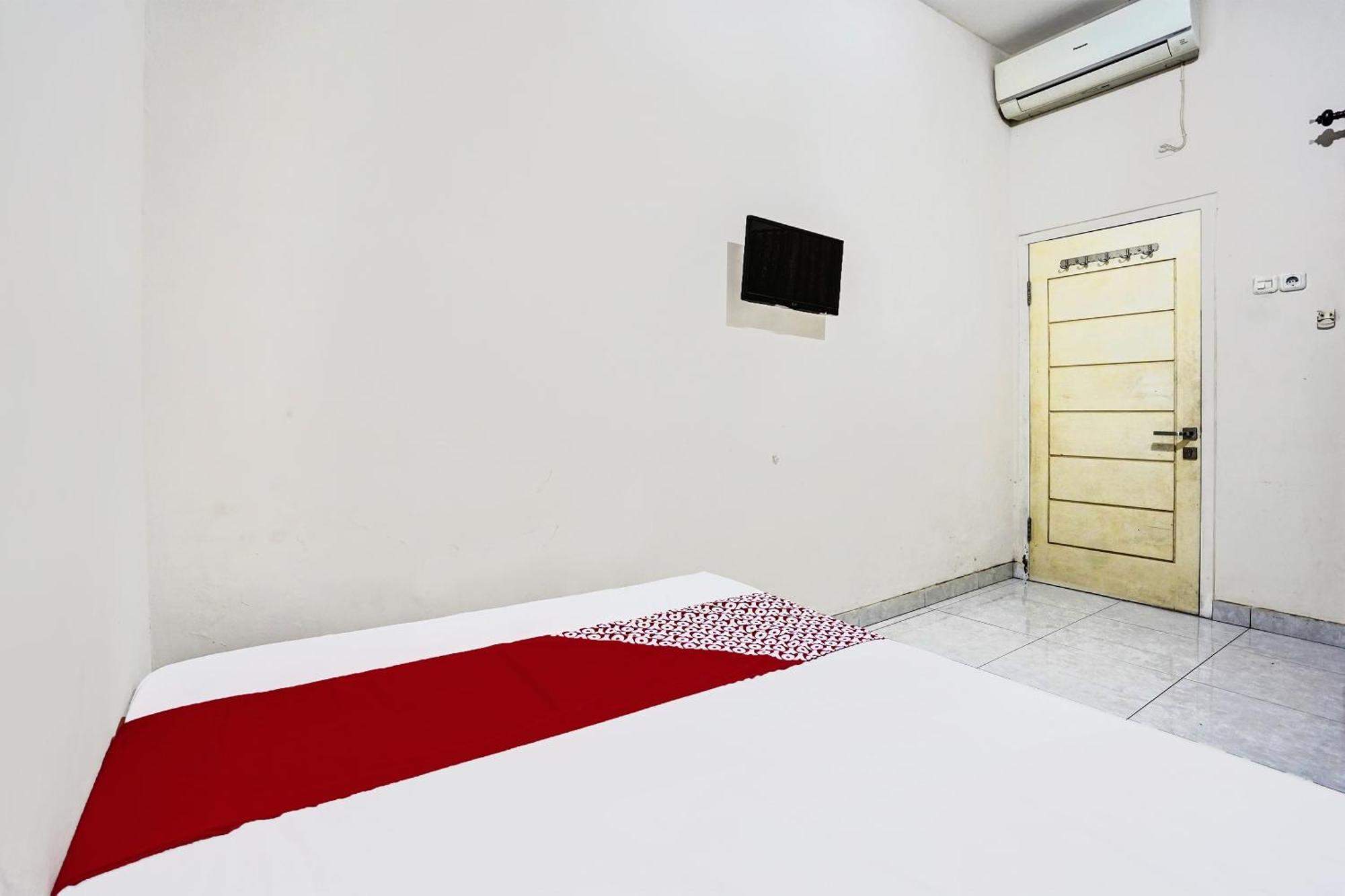 Oyo Life 92190 Arya Guest House Tulungagung Exterior foto