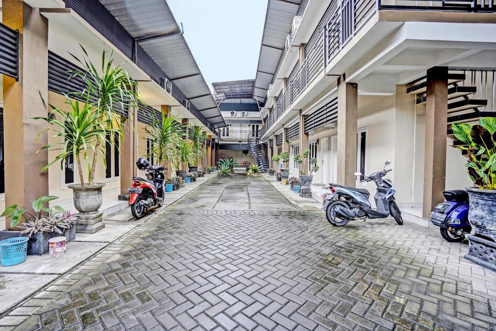 Oyo Life 92190 Arya Guest House Tulungagung Exterior foto