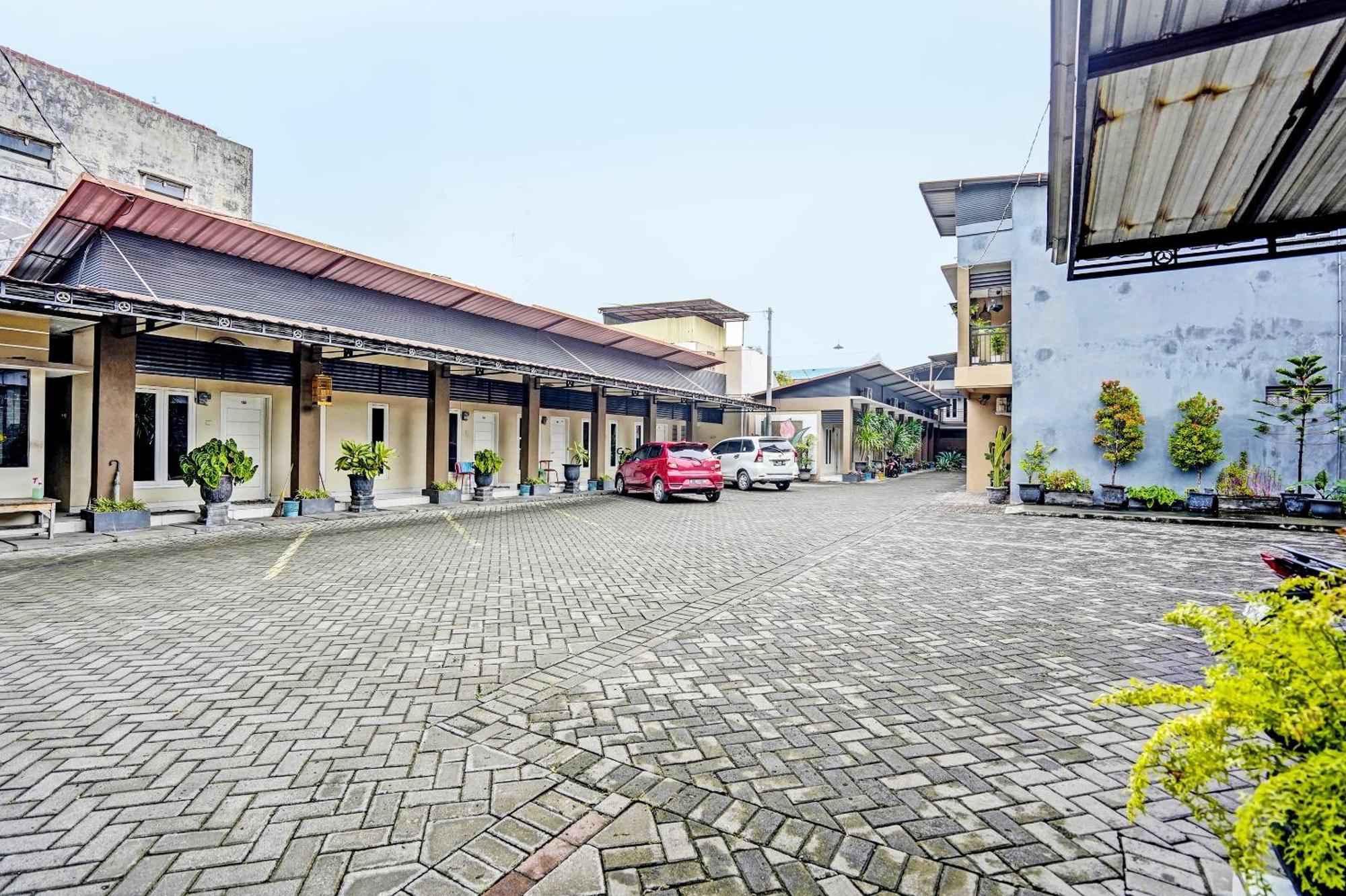 Oyo Life 92190 Arya Guest House Tulungagung Exterior foto
