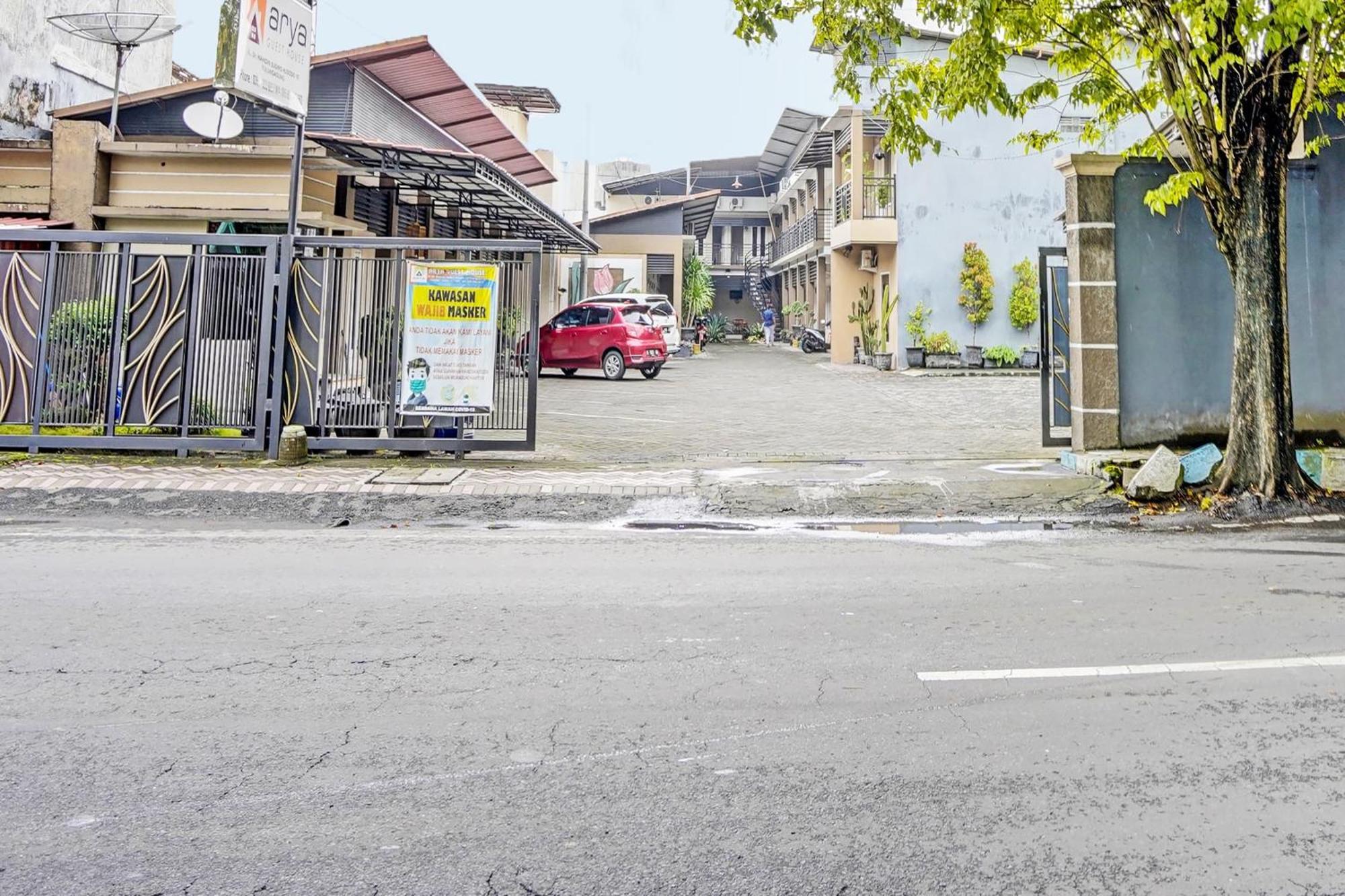 Oyo Life 92190 Arya Guest House Tulungagung Exterior foto